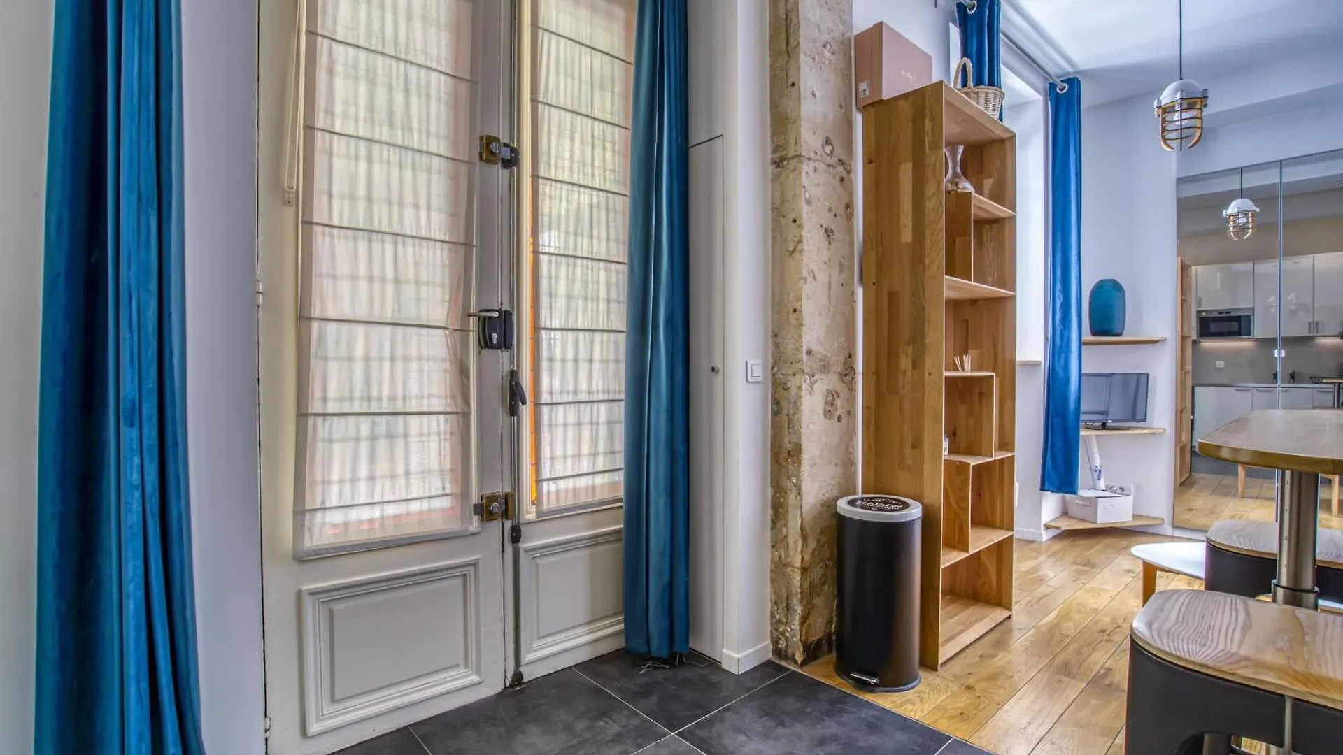 Nemo, Studio Avec Mezzanine Sur Cour Porte Maillot Paris